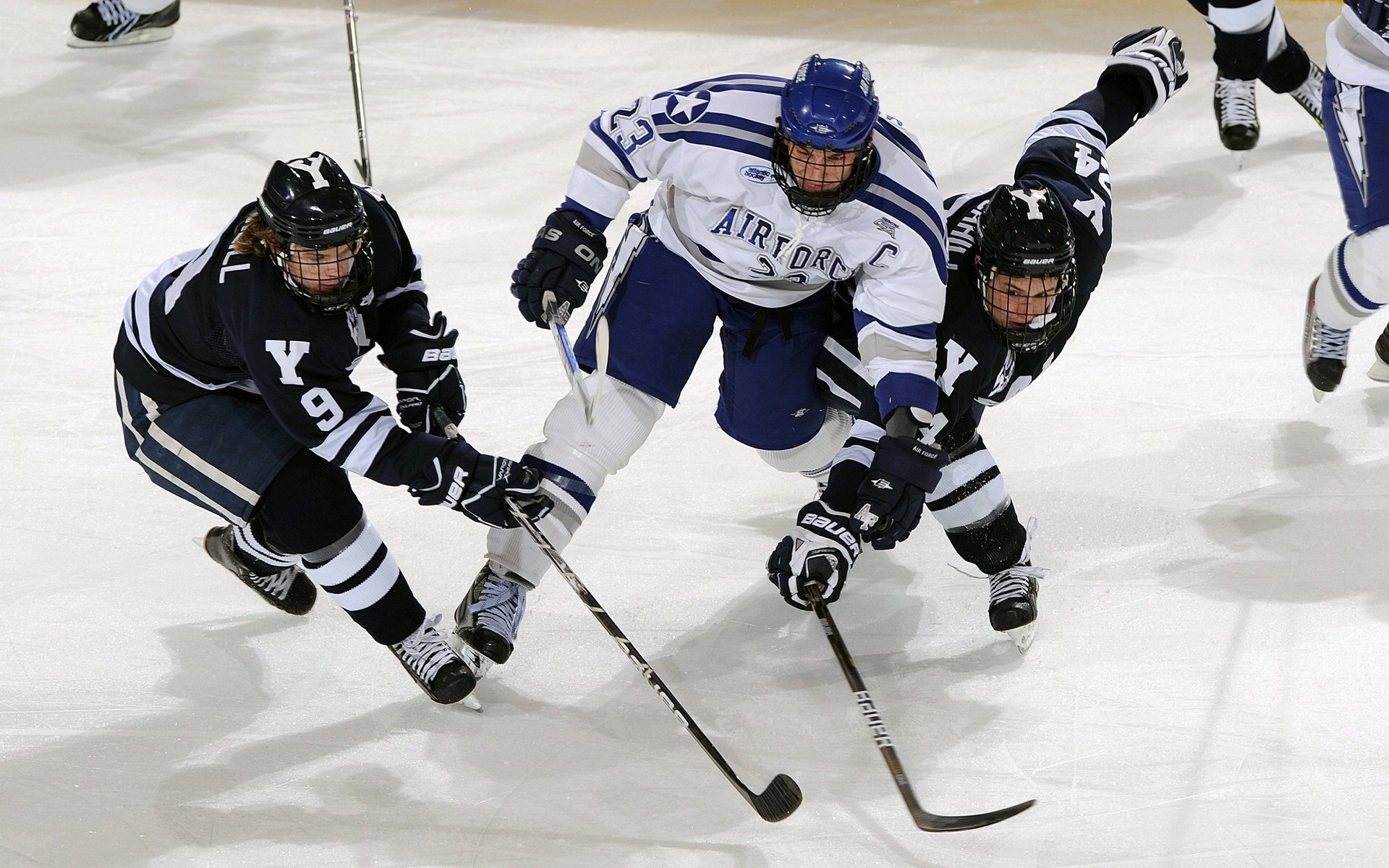 “城管协管员文明执法健走赛” 走街串巷中完成线路
